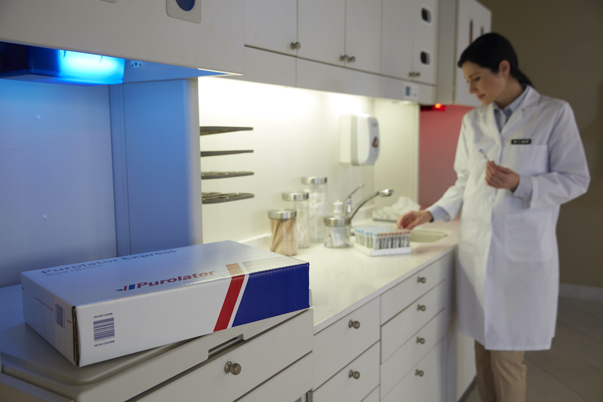  Technicien de laboratoire avec un ensemble Purolator.