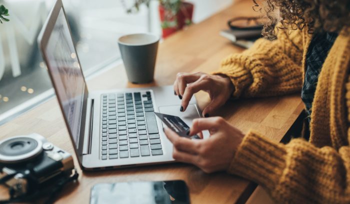 Femme réfléchissant devant un ordinateur portable pour le Vendredi fou et le Cyberlundi